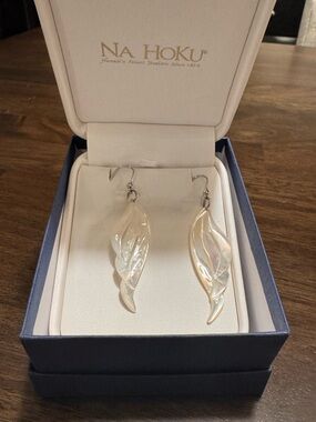 Na Hoku Iridescent Mother-of-Pearl Leaf Drop Earrings - Pearl Sheen